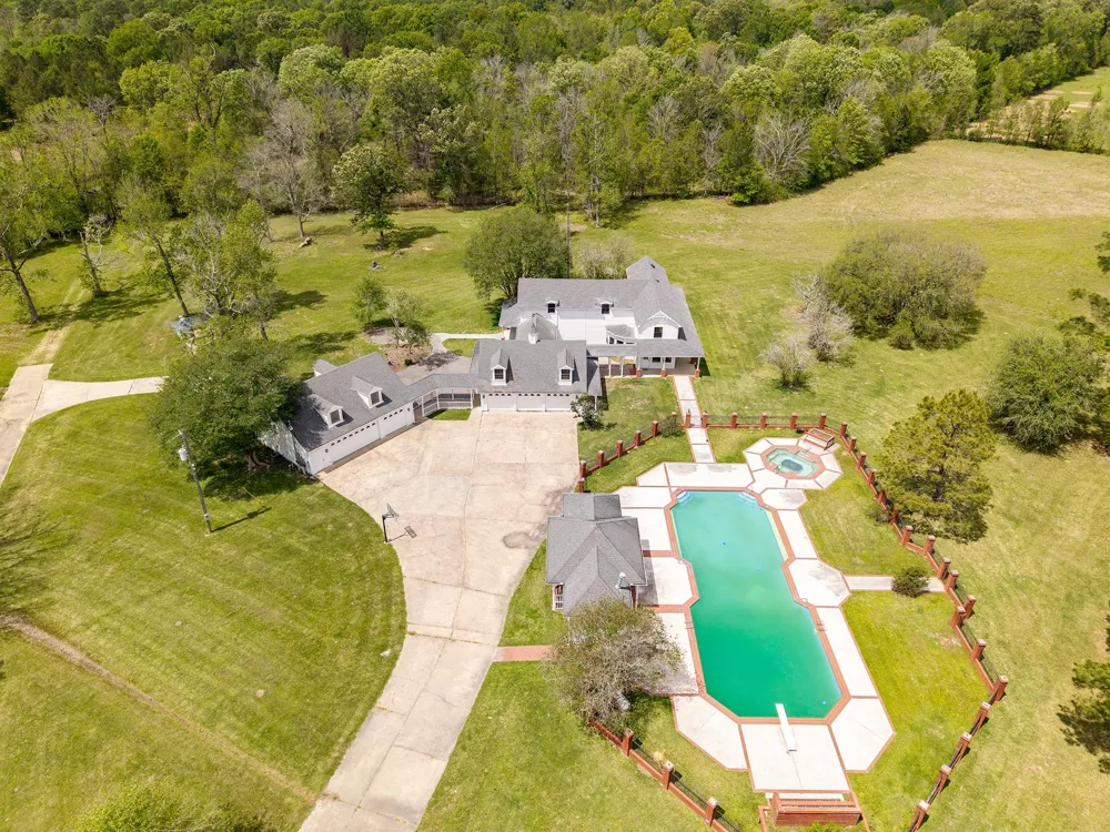 1331 County Road 2071 Hull, TX 77564