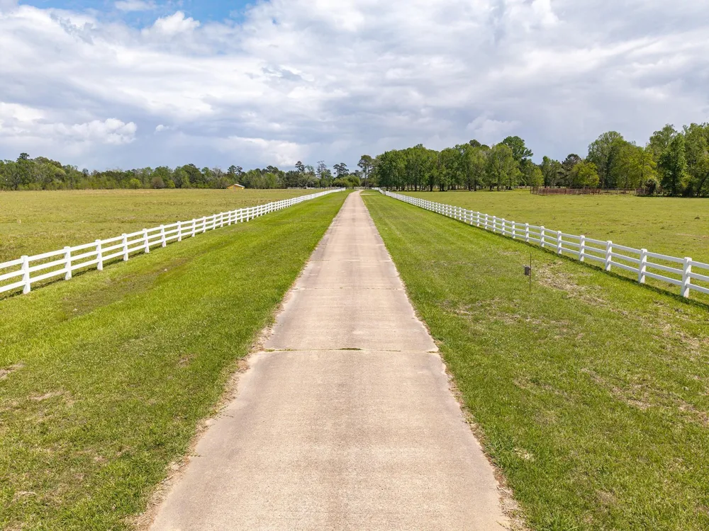 1331 County Road 2071 Hull, TX 77564