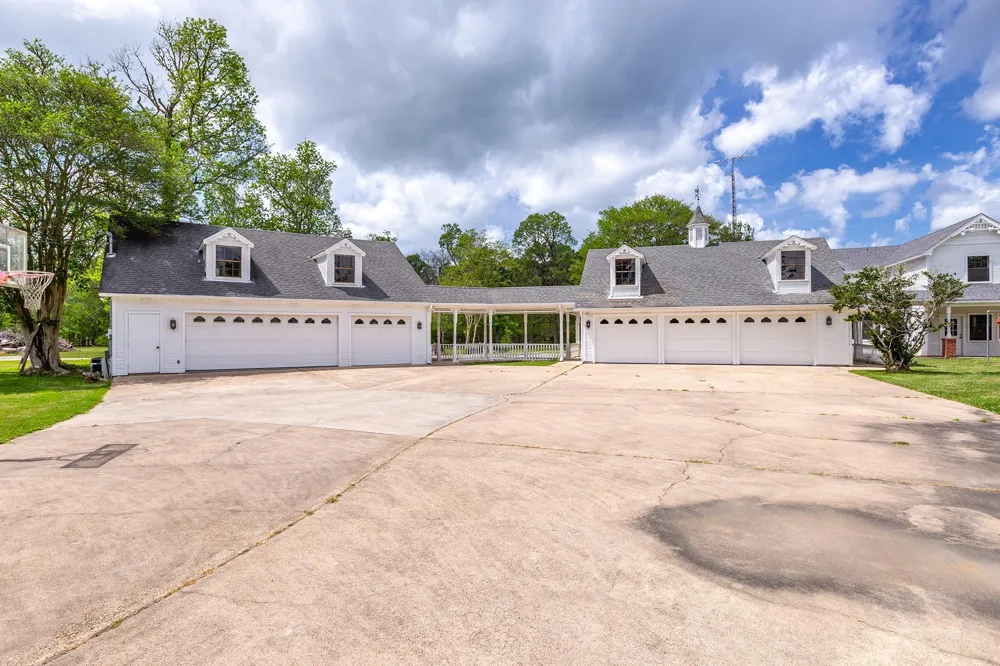 1331 County Road 2071 Hull, TX 77564