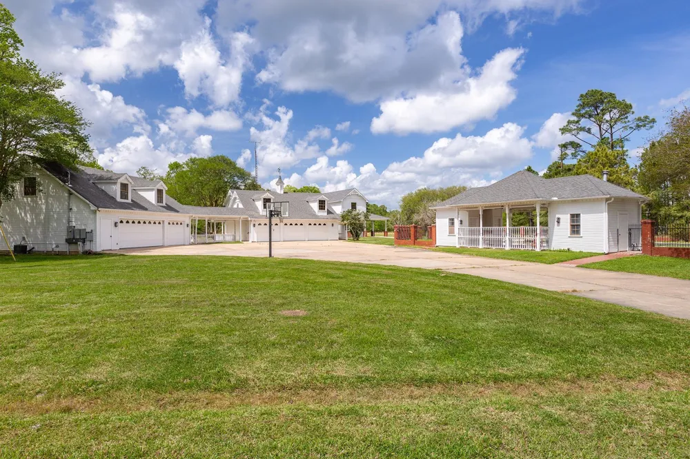 1331 County Road 2071 Hull, TX 77564