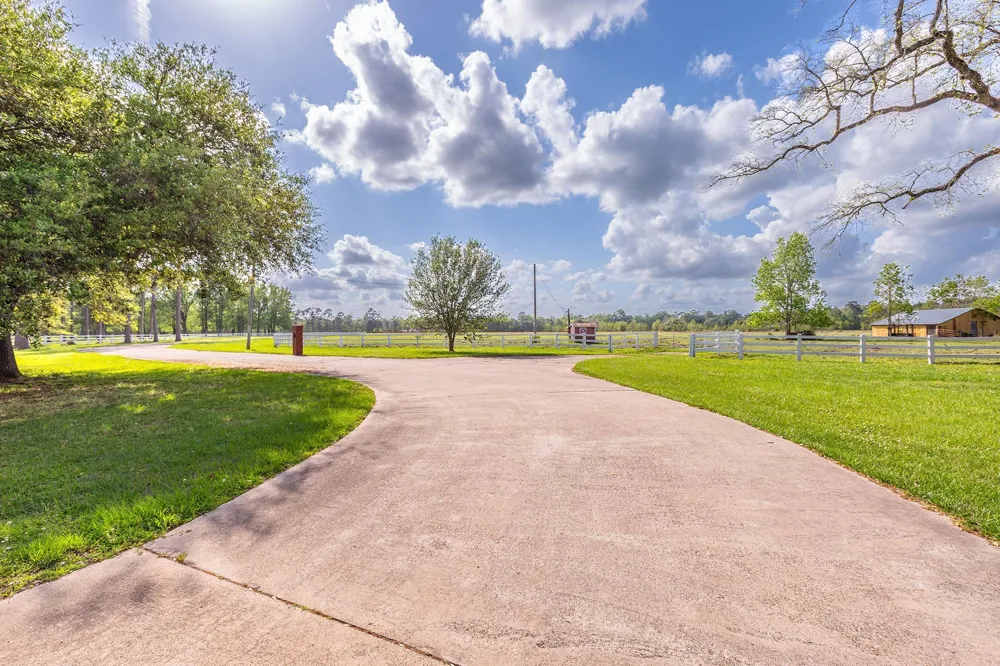 1331 County Road 2071 Hull, TX 77564