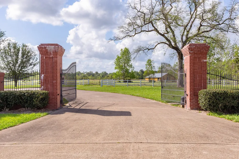 1331 County Road 2071 Hull, TX 77564