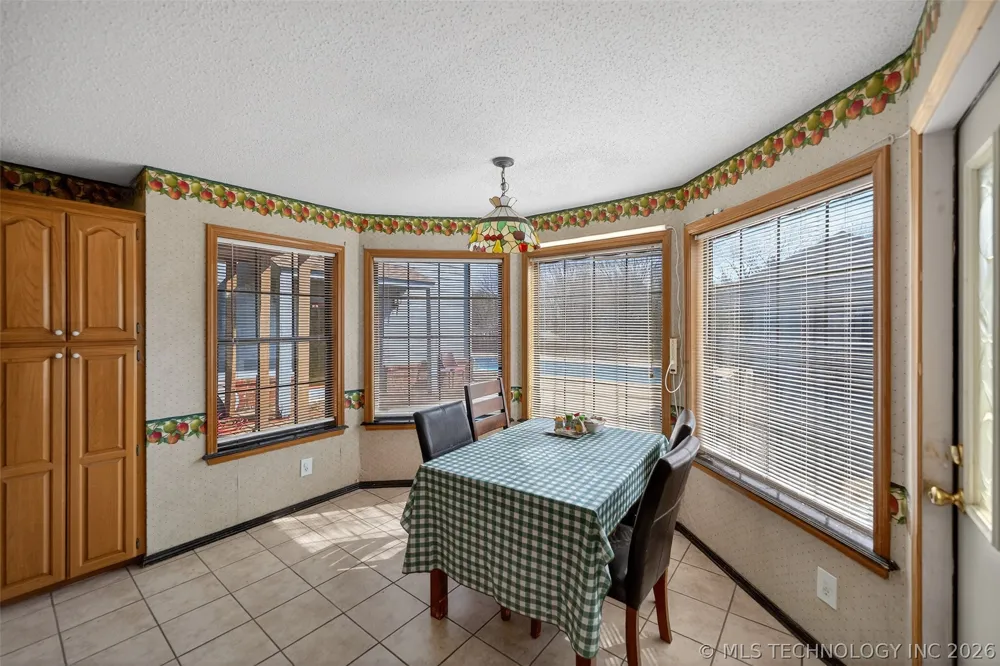 1606 NE Oakridge Drive Claremore, OK 74017