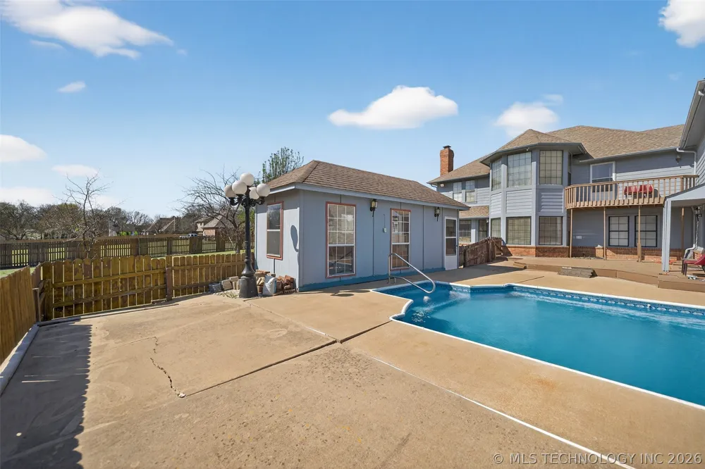 1606 NE Oakridge Drive Claremore, OK 74017