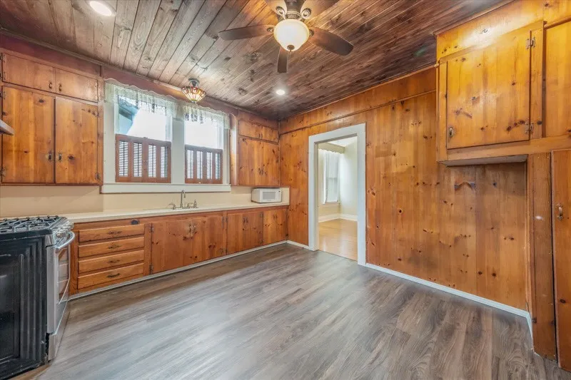 1419 Sycamore Palestine, TX 75801