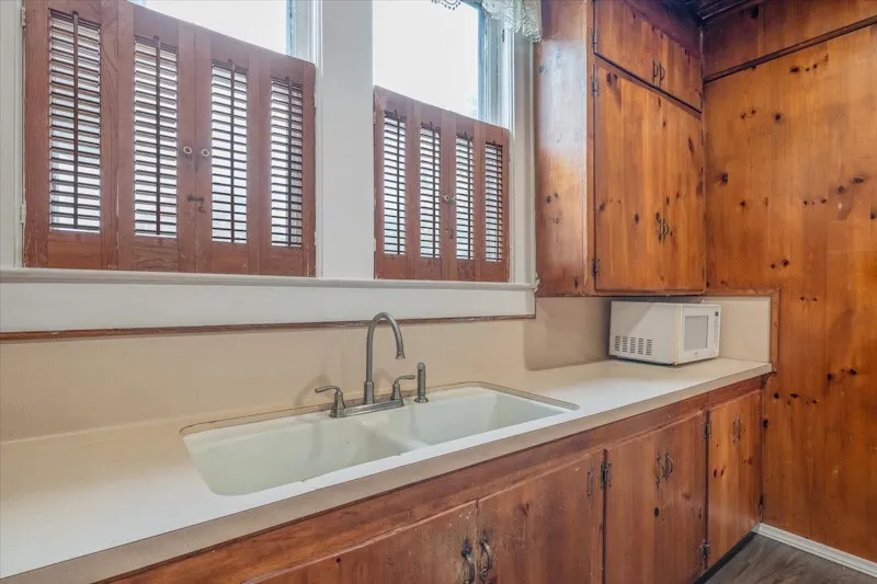 1419 Sycamore Palestine, TX 75801