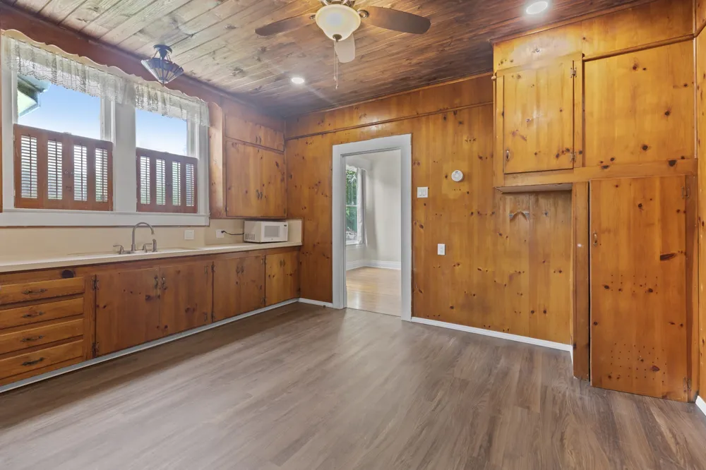 1419 Sycamore Palestine, TX 75801