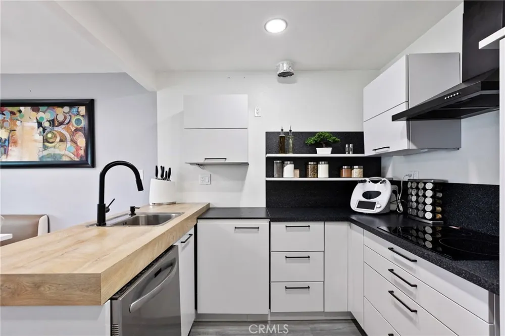 2215 E Avalon Santa Ana, CA 92705