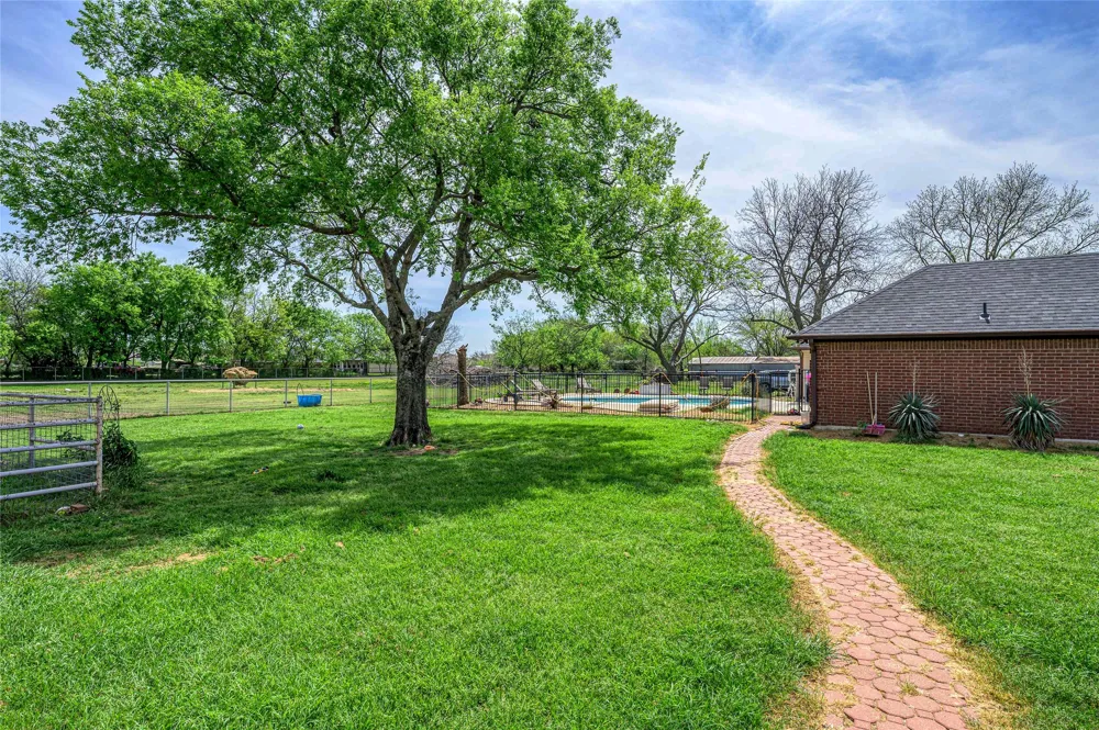 501 Van Zandt Street Tioga, TX 76271