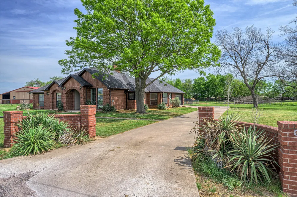 501 Van Zandt Street Tioga, TX 76271