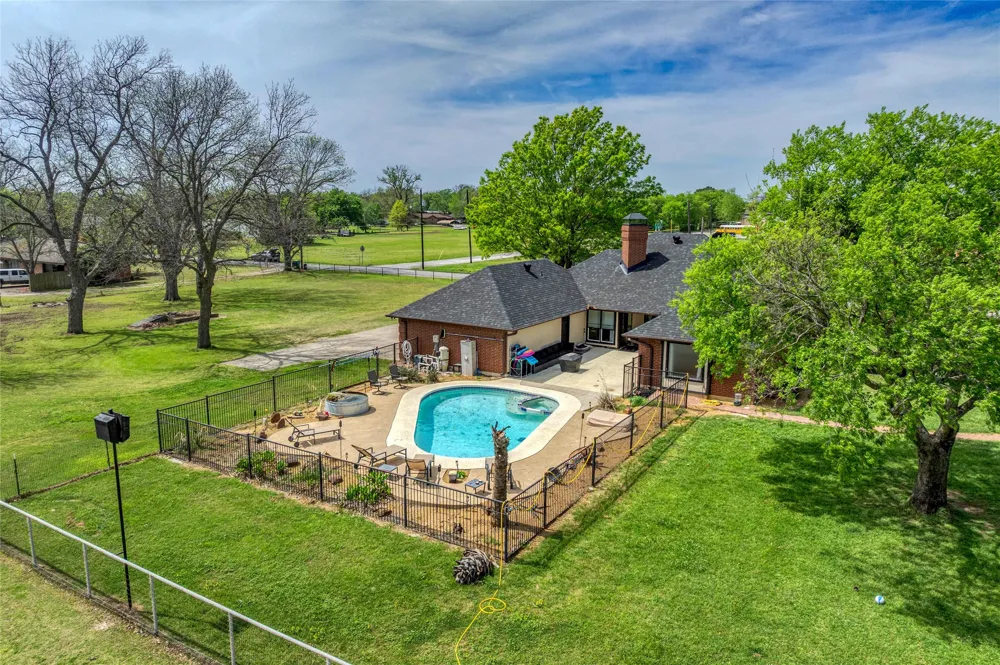 501 Van Zandt Street Tioga, TX 76271