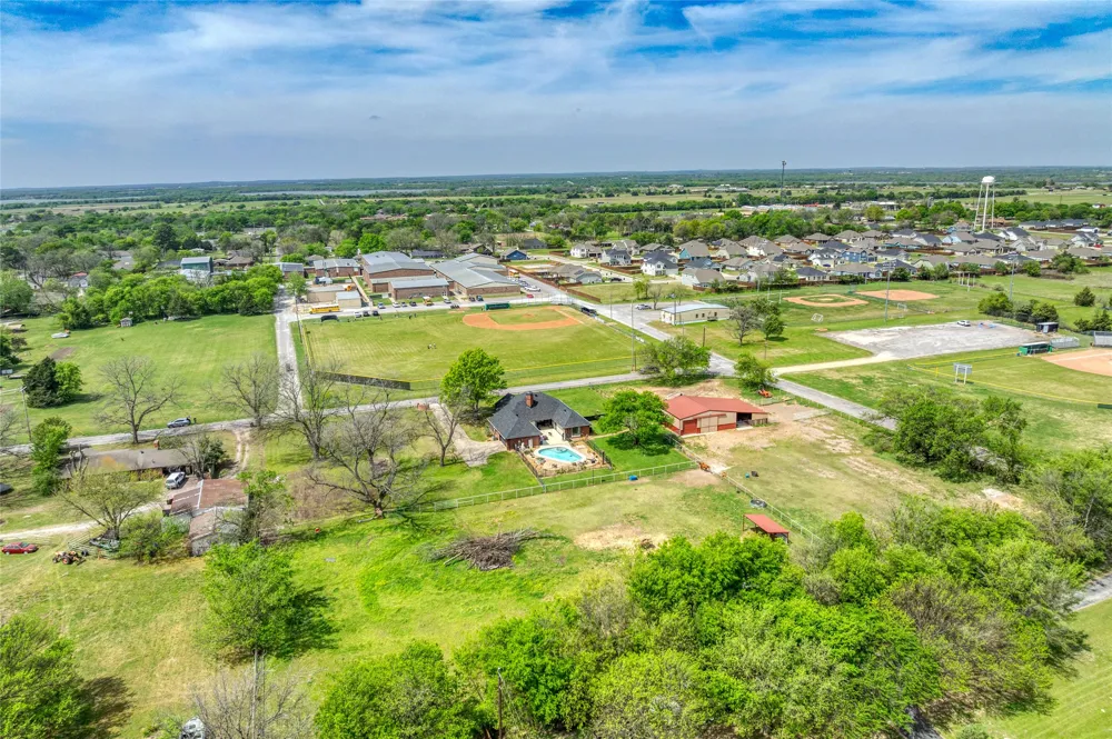 501 Van Zandt Street Tioga, TX 76271