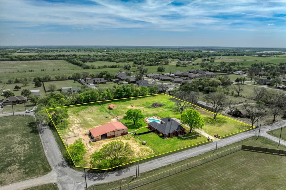501 Van Zandt Street Tioga, TX 76271