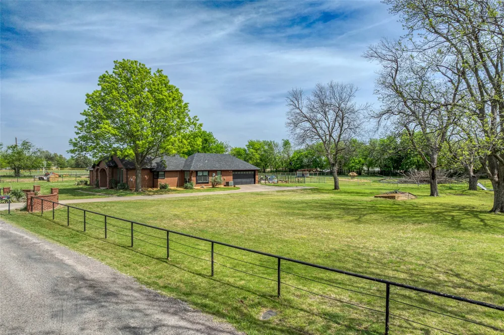 501 Van Zandt Street Tioga, TX 76271