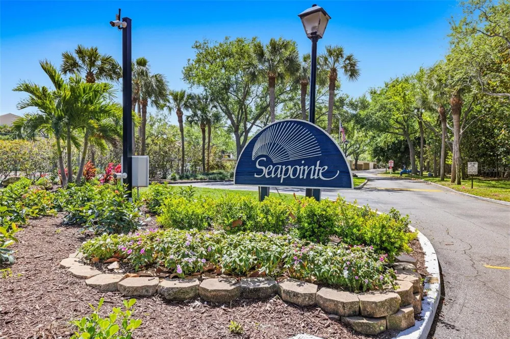 7520 SUNSHINE SKYWAY LANE S #T22 St Petersburg, FL 33711