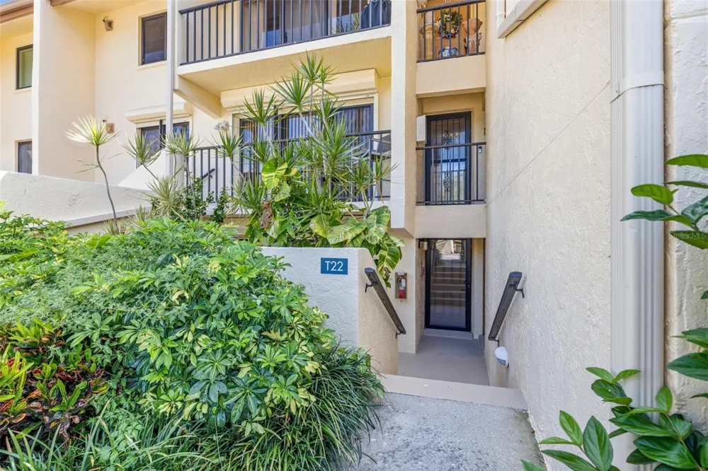 7520 SUNSHINE SKYWAY LANE S #T22 St Petersburg, FL 33711