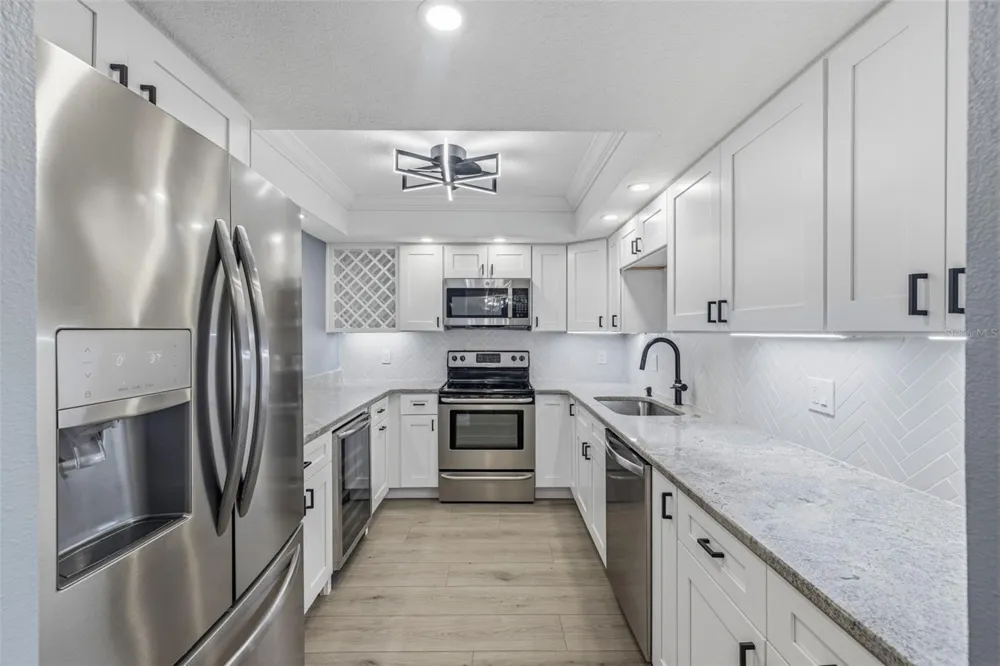 7520 SUNSHINE SKYWAY LANE S #T22 St Petersburg, FL 33711
