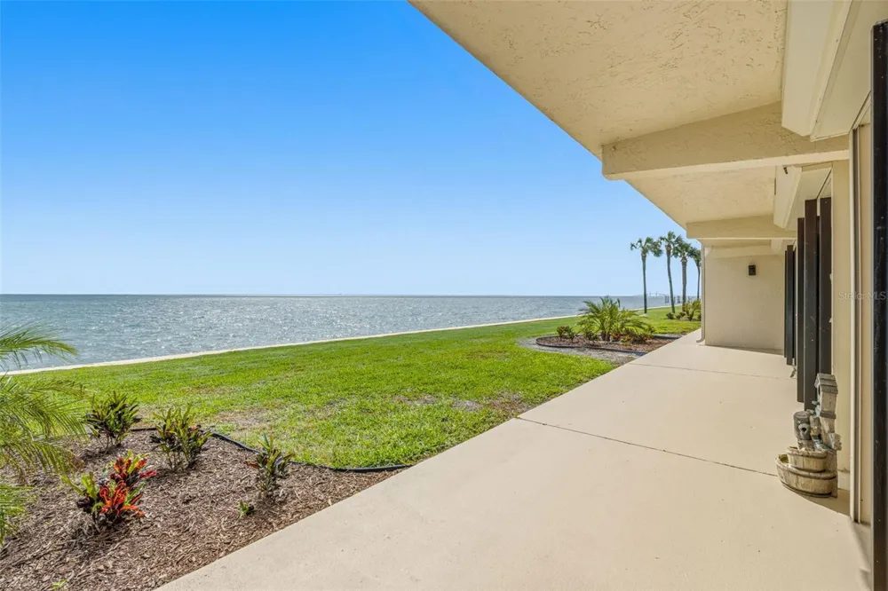 7520 SUNSHINE SKYWAY LANE S #T22 St Petersburg, FL 33711