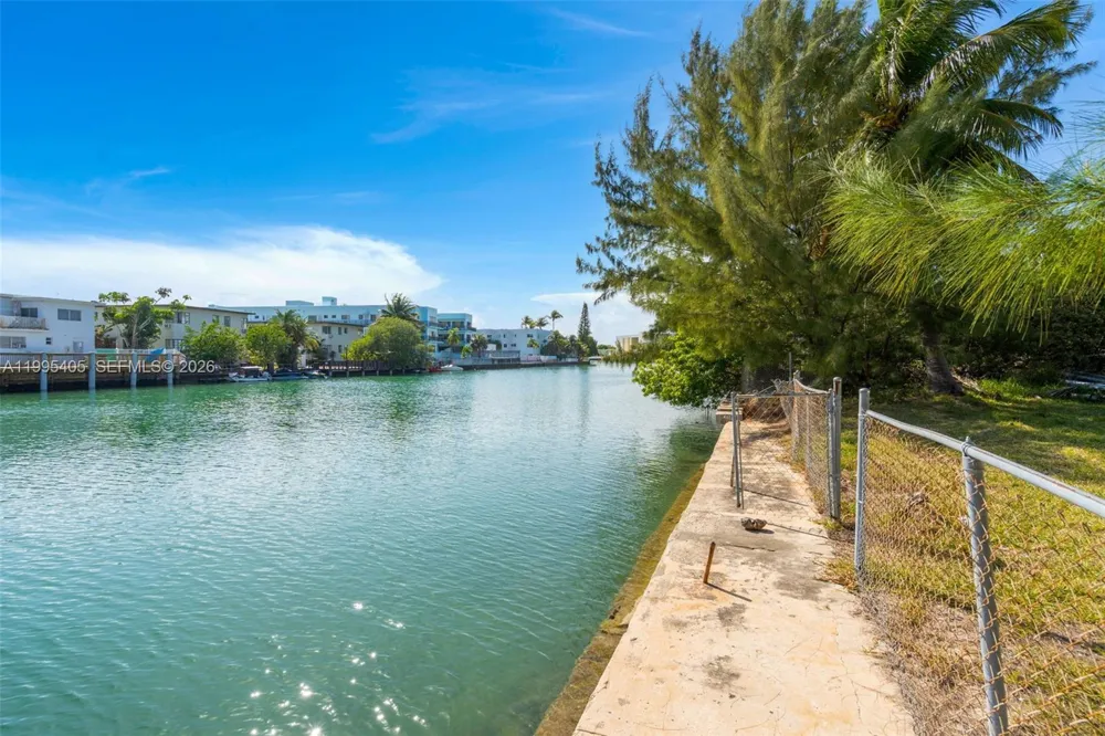 10 S Shore Dr Miami Beach, FL 33141