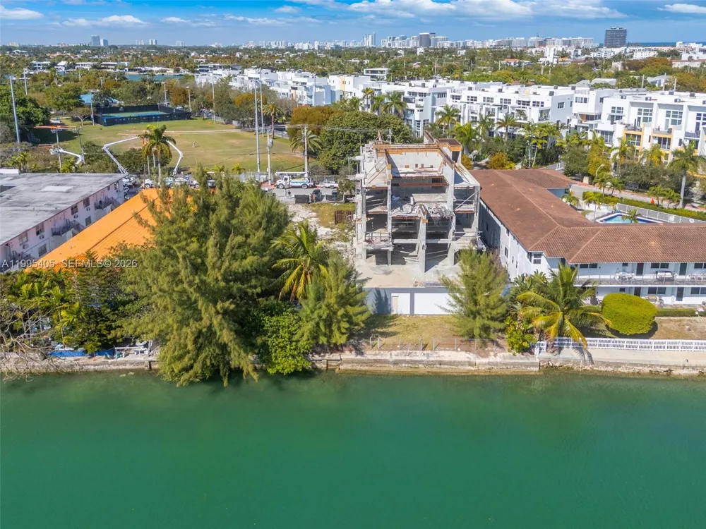 10 S Shore Dr Miami Beach, FL 33141
