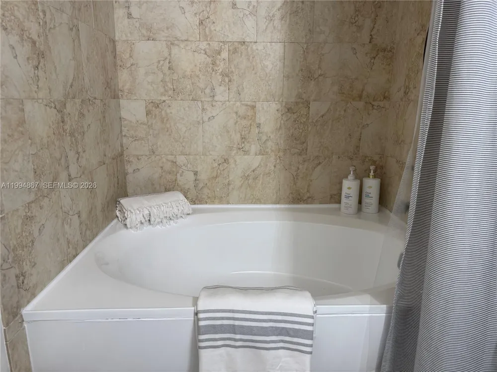 600 Parkview Dr #222 Hallandale Beach, FL 33009