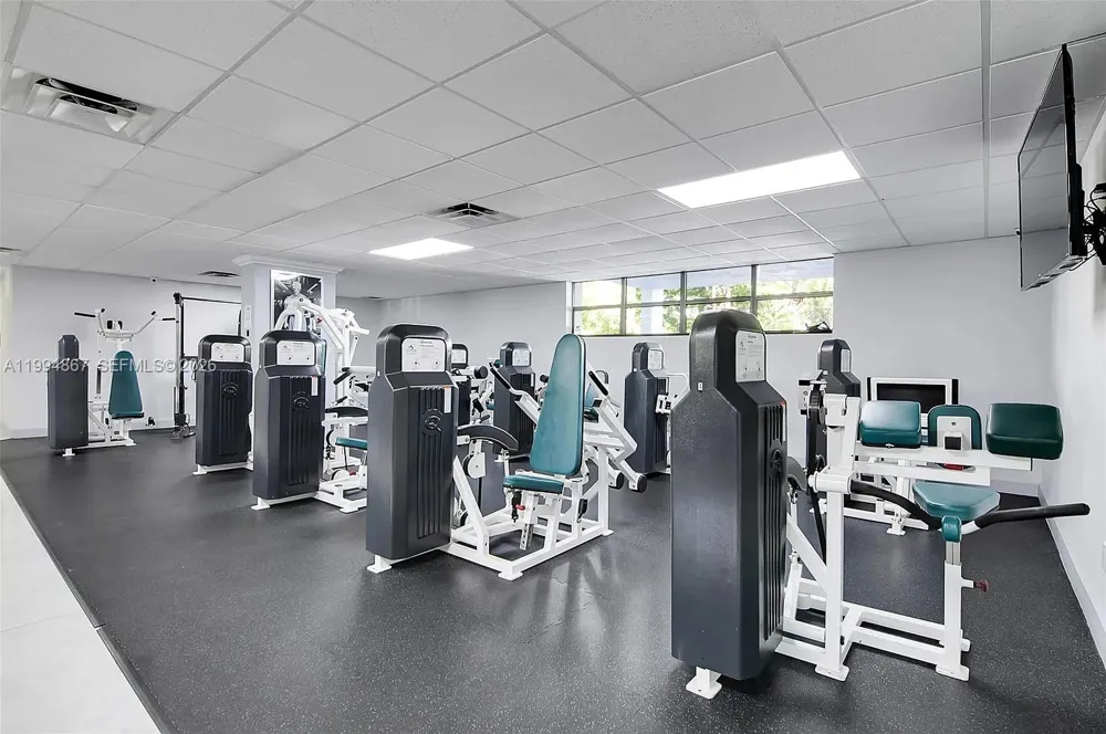 600 Parkview Dr #222 Hallandale Beach, FL 33009