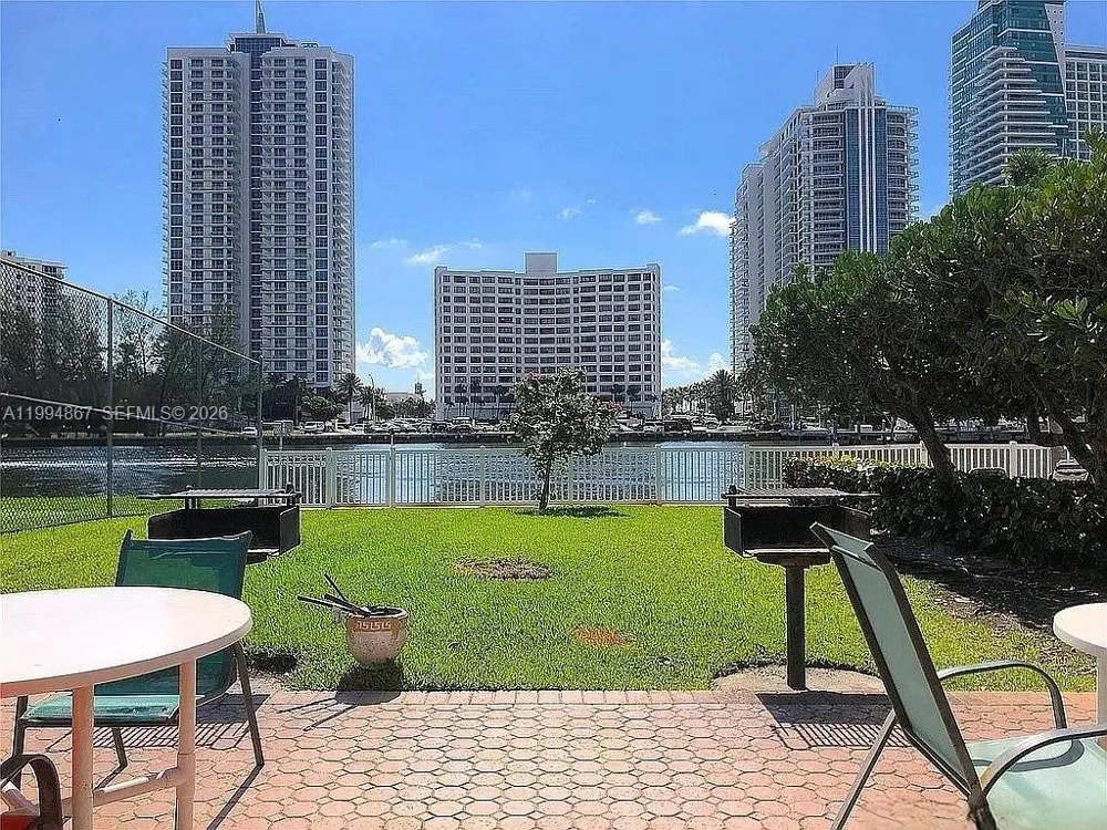 600 Parkview Dr #222 Hallandale Beach, FL 33009