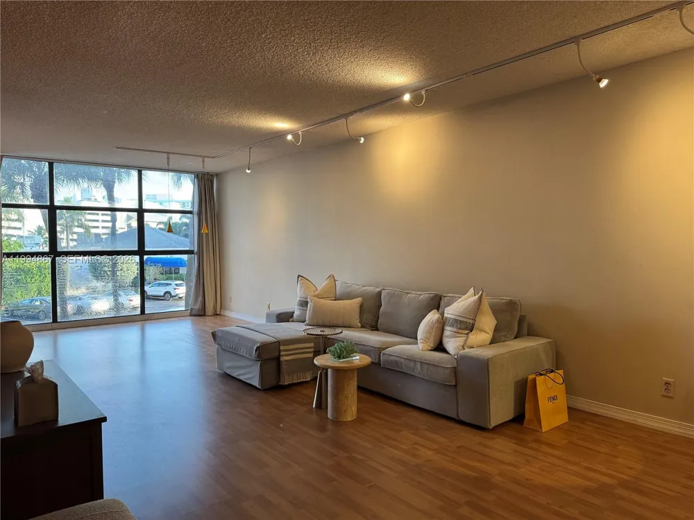 600 Parkview Dr #222 Hallandale Beach, FL 33009