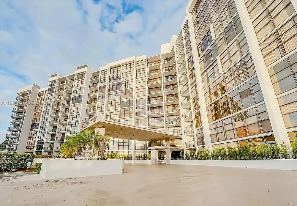 600 Parkview Dr #222 Hallandale Beach, FL 33009