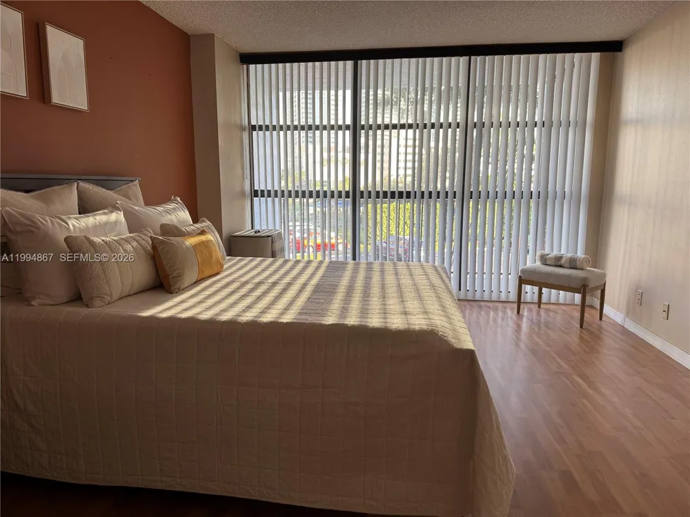 600 Parkview Dr #222 Hallandale Beach, FL 33009