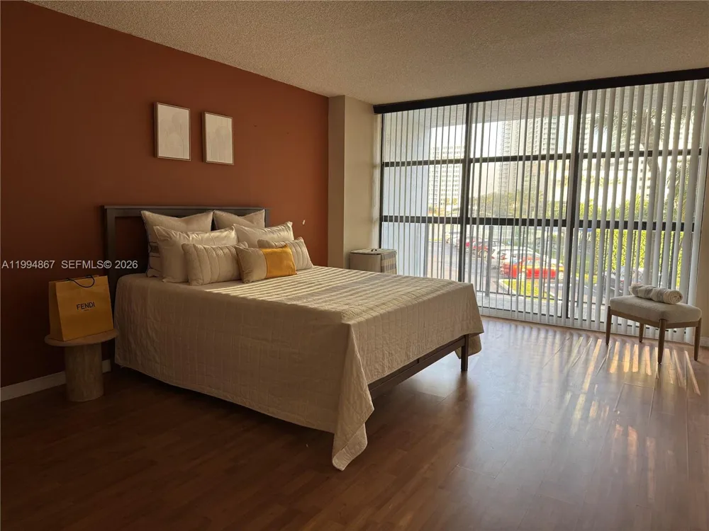 600 Parkview Dr #222 Hallandale Beach, FL 33009