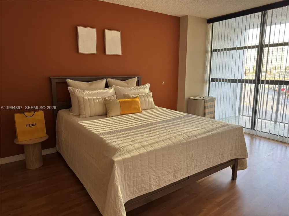 600 Parkview Dr #222 Hallandale Beach, FL 33009