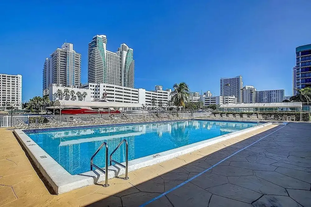 600 Parkview Dr #222 Hallandale Beach, FL 33009