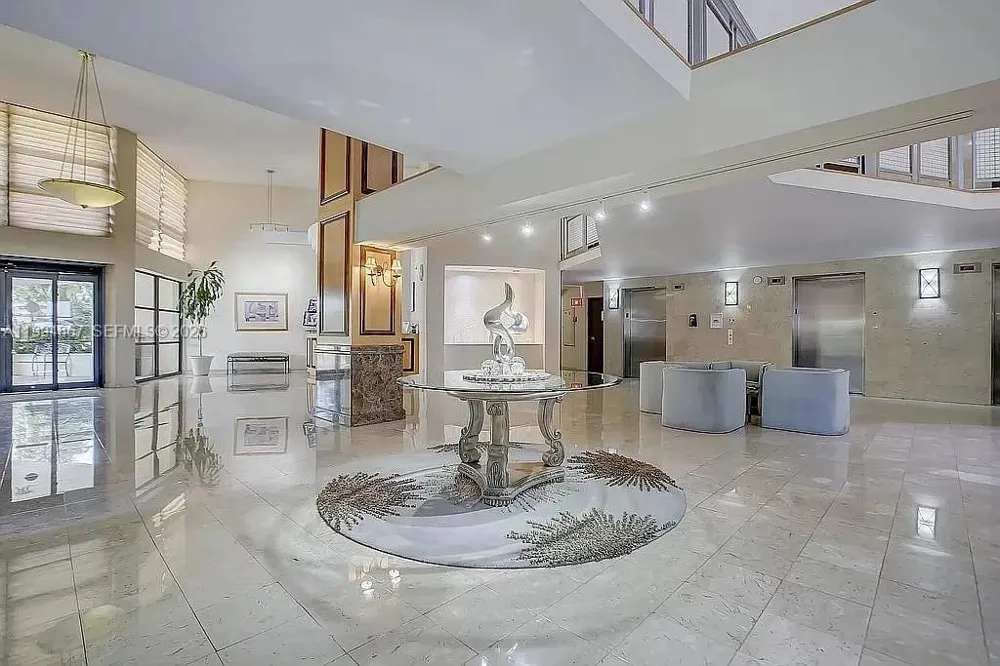 600 Parkview Dr #222 Hallandale Beach, FL 33009