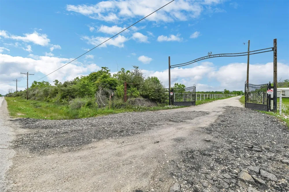 1369 County Road 486 Dayton, TX 77535