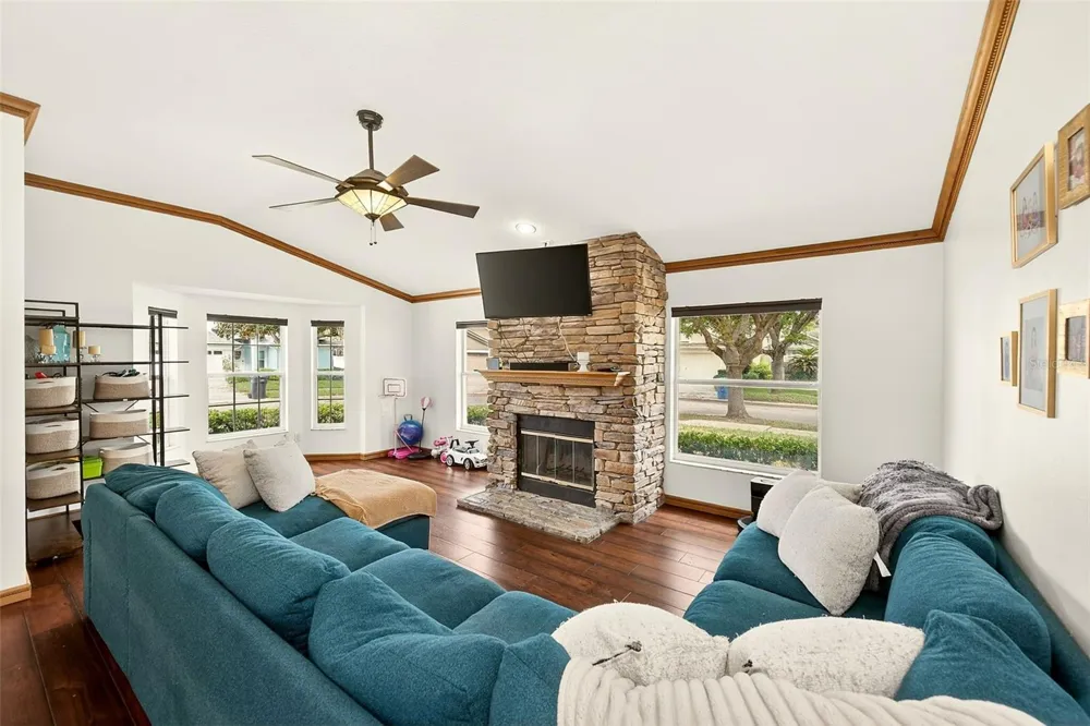 2927 HICKORY GROVE DRIVE Valrico, FL 33596