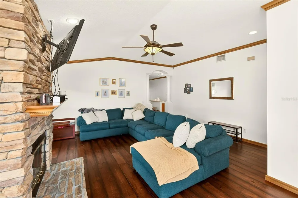2927 HICKORY GROVE DRIVE Valrico, FL 33596