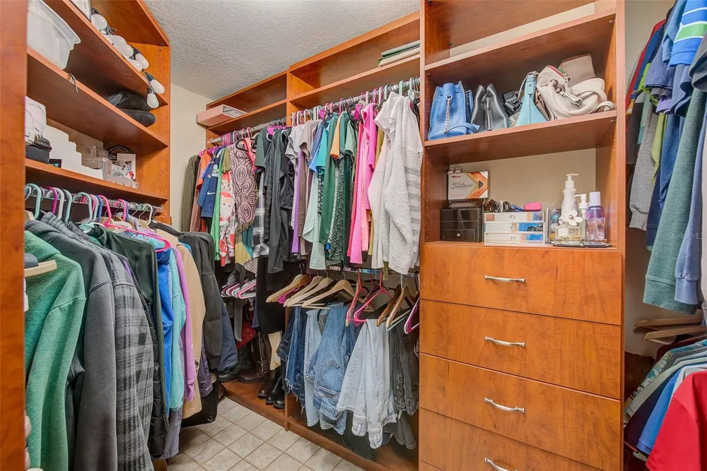 2927 HICKORY GROVE DRIVE Valrico, FL 33596