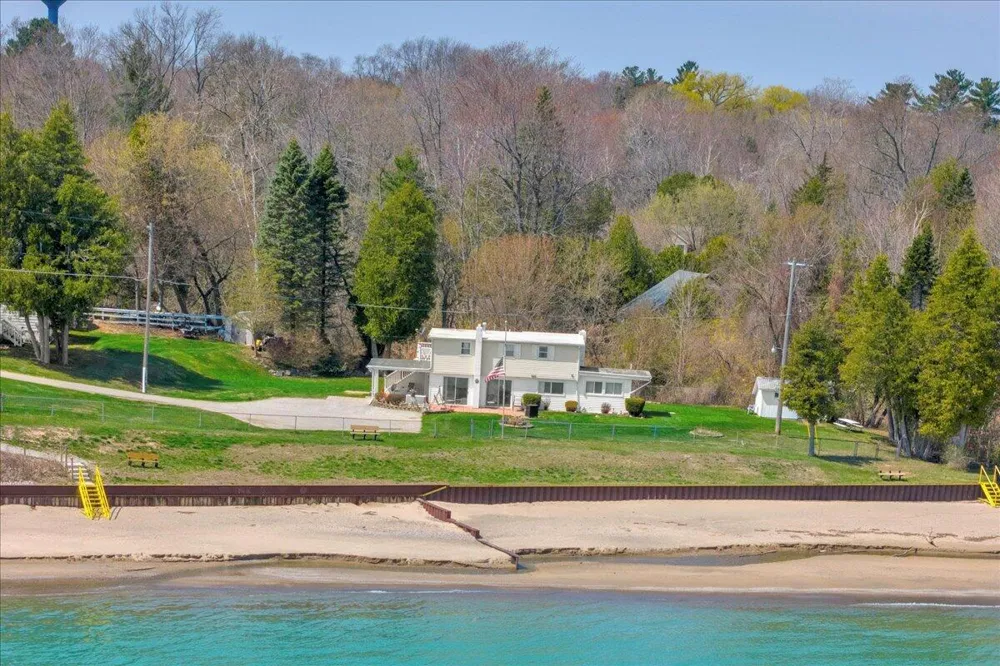 7226 Lakeview Drive Lexington, MI 48450