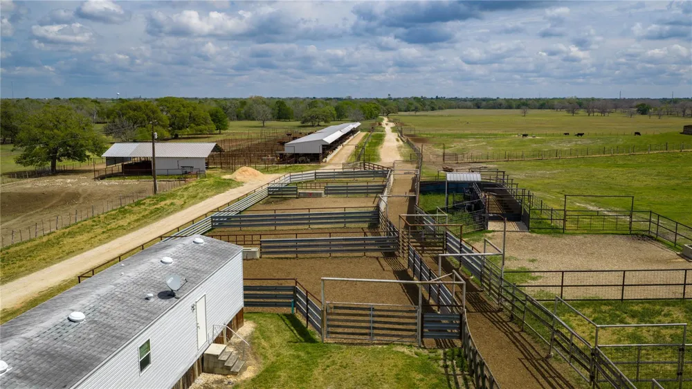 1119 Wolters Road Schulenburg, TX 78956