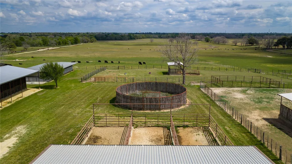 1119 Wolters Road Schulenburg, TX 78956