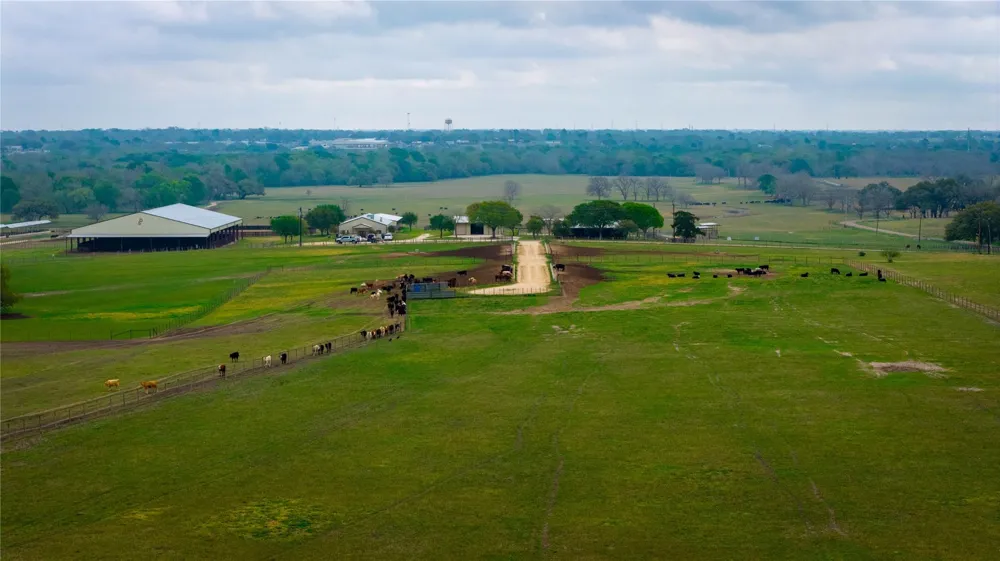 1119 Wolters Road Schulenburg, TX 78956