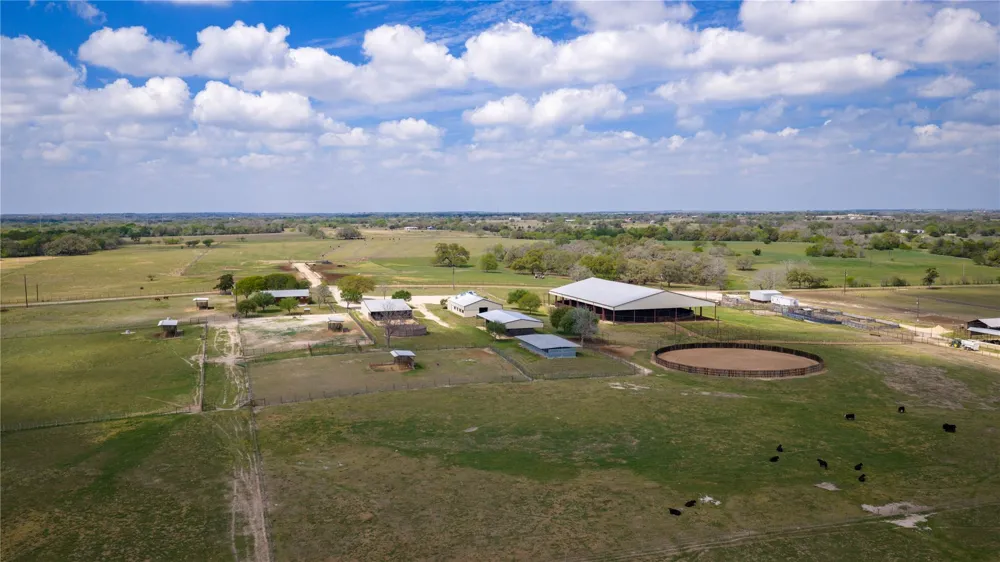 1119 Wolters Road Schulenburg, TX 78956