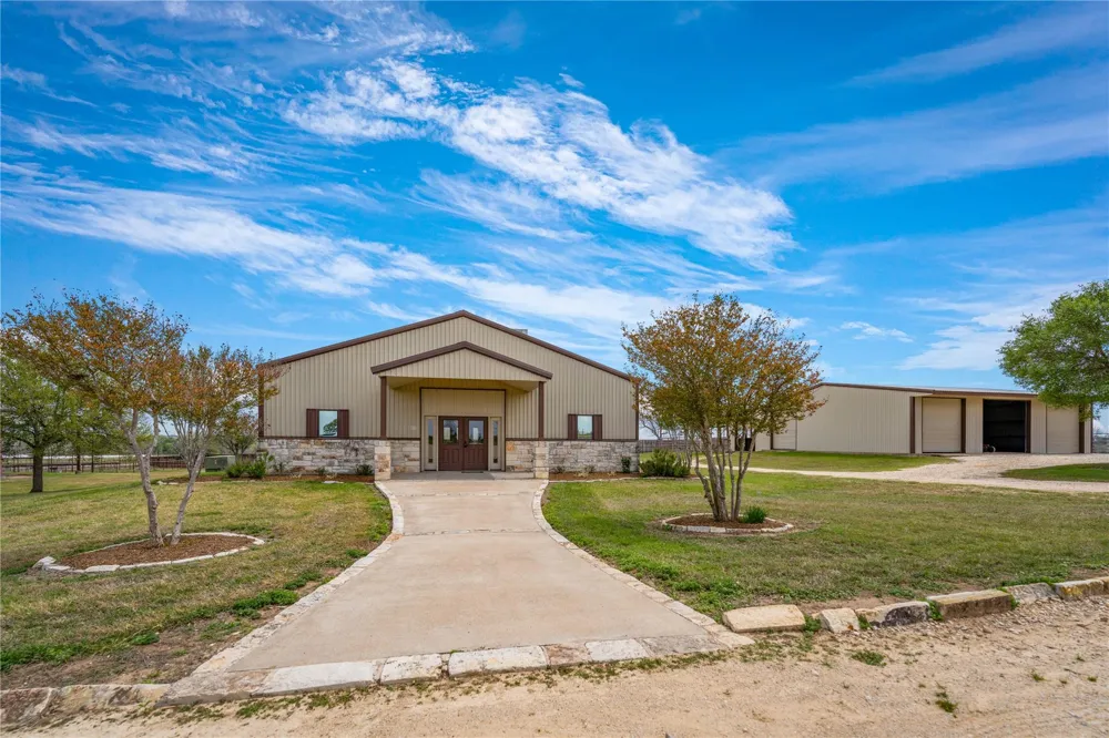 1119 Wolters Road Schulenburg, TX 78956