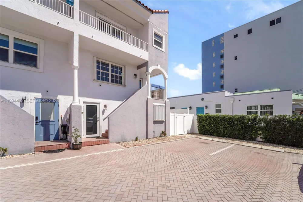 335 Virginia St Hollywood, FL 33019