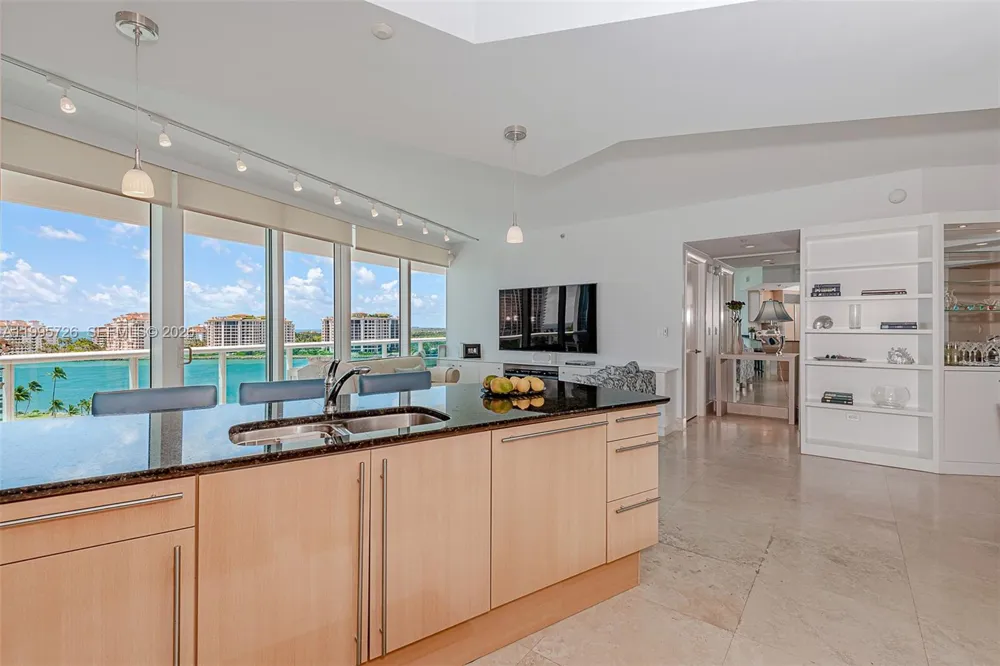1000 S Pointe Drive #905 Miami Beach, FL 33139