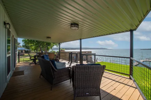 611 Lakeshore Loop