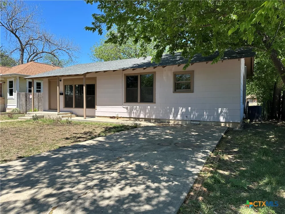 726 E Humphreys Street Seguin, TX 78155