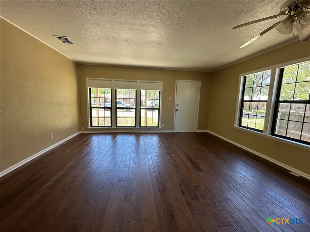 726 E Humphreys Street Seguin, TX 78155