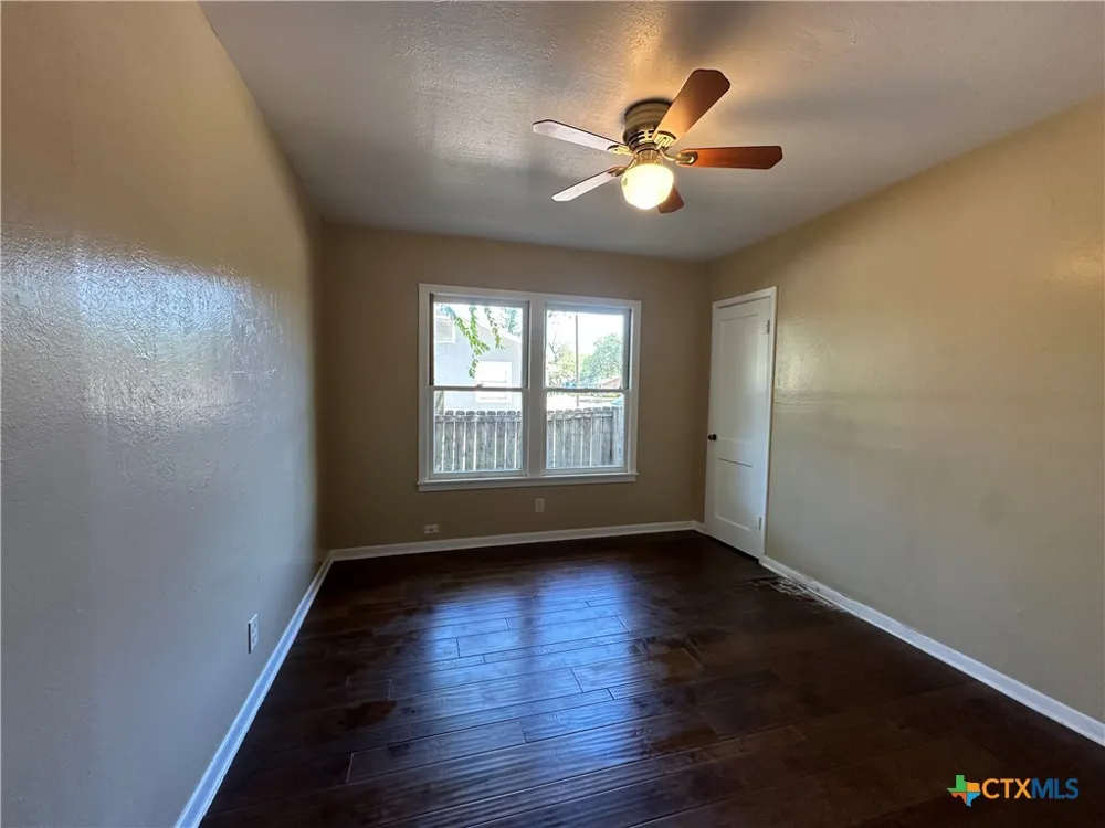 726 E Humphreys Street Seguin, TX 78155